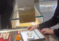 Bé gái thử đeo chiếc vòng vàng vào tay, 10 giây sau bị đòi bồi thường gần 4 triệu đồng: Cảnh sát vào cuộc, bên bán có phản ứng lạ