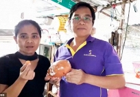 Đang ăn ốc luộc, người đàn ông bỗng nhiên đổi đời vì cắn trúng kho báu 8 tỷ ngay trong miệng