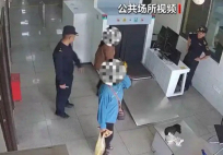 Hải quan bắt giữ người phụ nữ có dáng đi bất thường và bụng dưới phồng lên: Sự thật sốc không tưởng