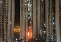 Cháy chung cư ở Hong Kong (Trung Quốc) giữa đêm, có người bị thương, hơn 100 người tháo chạy trong đêm