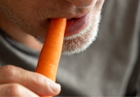 Bạn trai nghiện ăn cà rốt, cô gái bật khóc khi biết lý do đau lòng phía sau 