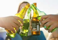 Tại sao những chai bia nhất định phải là màu nâu hoặc xanh lá? Đằng sau nó là cả 1 sự thật thú vị