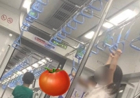 Bà mẹ chia sẻ bức ảnh trên tàu điện ở TP.HCM gây bão mạng, có người hỏi ngược: Thế chị có phản ứng gì lúc đó chưa?