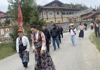 Người đàn bà mang thai tháng thứ tư và năm người chồng cùng chung một mái nhà