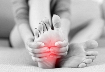 Nếu bàn chân bạn xuất hiện 5 dấu hiệu này, có thể là cảnh báo bệnh nghiêm trọng: Hãy chú ý kỹ hơn khi rửa chân mỗi ngày