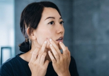 Cứ đổ lỗi cho stress, ai ngờ nguyên nhân mệt mỏi, da xấu, tóc rụng là do thiếu dưỡng chất này: 8 dấu hiệu phụ nữ rất dễ gặp