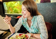 Chế độ ăn được nhiều phụ nữ trung niên - mãn kinh 'quảng bá' vì hứa hẹn giảm cân trong 3 tháng thật sự là gì, ai không nên thử?