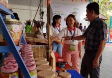 Mở cửa phiên chợ tết bán hàng đặc sản các vùng miền