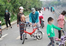 Trẻ em chưa tiêm vaccine COVID-19 nên hạn chế ra đường