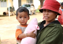 Tạp chí Phụ nữ Mới trao quà cho người nghèo ở Bình Phước