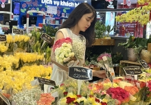 Quà Valentine vào mùa, nhiều siêu thị ồ ạt giảm giá kéo sức mua