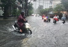 Đà Nẵng tiếp tục mưa lớn, di dời hàng nghìn người dân khỏi vùng ngập lụt