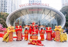 Hàng vạn người dân đổ về các TTTM Vincom khai xuân Giáp Thìn