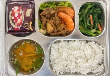 Học sinh TP.HCM thi nhau 'flex' bữa ăn bán trú: Có cả đồ chay 'sang chảnh', khay cơm nào cũng ú ụ nhìn mà phát thèm!