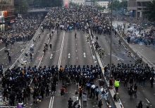 Hong Kong ngập trong khói bụi và hơi cay