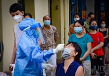 Người dân quanh BV Việt Đức xét nghiệm lần 2 sau khi phát hiện ổ dịch mới