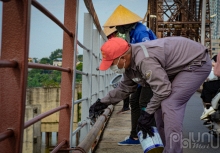 Cầu Long Biên 'thay áo mới'