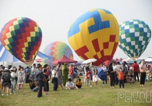 Người dân Hà Nội háo hức đổ về ven sông Hồng ngắm khinh khí cầu