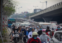 Dịch bệnh Covid-19 hạ nhiệt, nhiều tuyến đường tại Hà Nội ùn tắc kéo dài