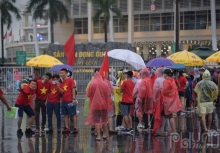 Mỹ Đình mưa lớn vẫn không ngăn được biển người hâm mộ ra sân cổ vũ tuyển Việt Nam
