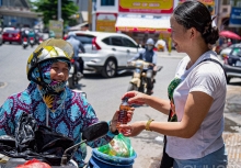 Câu chuyện chai nước chè xanh mát lạnh miễn phí giữa Thủ đô