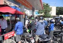 Người dân xếp hàng dài chờ đổ xăng trước tin đồn xăng sắp tăng giá