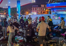 Bi hài xếp hàng tới nửa đêm mua xăng ở Thủ đô