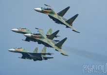 Máy bay chiến đấu Su-30MK2 và Casa C-295 thao diễn trên bầu trời Hà Nội