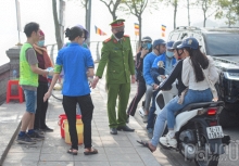 Lực lượng chức năng lập rào chắn hạn chế người dân thả cá chép tiễn ông Công ông Táo, xả rác tại Hồ Tây
