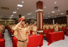 50 CSGT tăng cường hỗ trợ các trung tâm đăng kiểm nhằm giải quyết tình trạng quá tải
