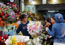 Thị trường hoa ngày 20/10 giảm giá thu hút khách