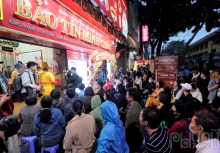 Hà Nội: Người dân xếp hàng từ 3 giờ sáng chờ mua vàng ngày vía Thần Tài