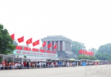 Người dân xếp hàng dài vào viếng Lăng nhân kỷ niệm 134 năm ngày sinh của Bác Hồ