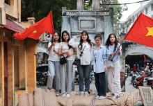 Người dân háo hức check-in dịp kỷ niệm 70 năm Giải phóng Thủ đô