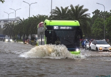 Mưa lớn do ảnh hưởng bão số 5 khiến nhiều tuyến đường Hà Nội ngập sâu