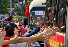 Người dân Hà Nội xuống đường tiễn quân nhân Việt Nam và quốc tế, hình ảnh đẹp của tình hữu nghị