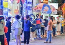 Người dân xếp hàng mua bánh trung thu ngày nới lỏng giãn cách ở vùng xanh