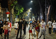 Người Hà Nội đổ về phố đi bộ Hồ Gươm trong ngày đầu hoạt động trở lại