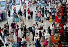 Giá vé dịp lễ 30/4 -1/5 tăng đến 30% vẫn 'cháy'
