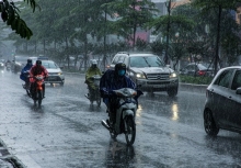 Không khí lạnh gây mưa dông ở Tây Bắc Bộ và Trung Trung Bộ