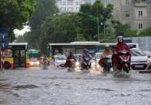 Hà Nội và những lần phố biến thành sông sau mưa lớn
