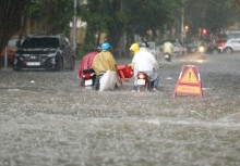 Làm sao để tăng cường an toàn khi phải ra đường mùa mưa lũ? 
