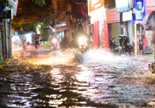 Mưa lớn khiến nhiều phố Hà Nội thành sông, nước cống dâng hòa lẫn nước mưa
