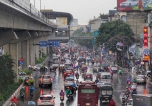 Hà Nội: Mưa to đúng giờ đi làm khiến nhiều tuyến phố bị ùn tắc