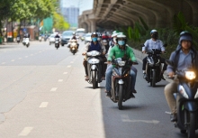 Hà Nội nắng gay gắt, người dân 'chật vật' tránh nắng