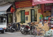 Vỉa hè Hà Nội: Cổng trụ sở công an cũng bị lấn chiếm