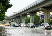 Sau mưa lớn Hà Nội ngập như sông, người dân bì bõm lội nước về nhà 
