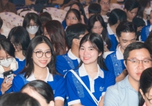 Một trường gây sốt với lễ khai giảng như ĐH nước ngoài, thầy cô và sinh viên thi nhau 'bắn' 9 thứ tiếng