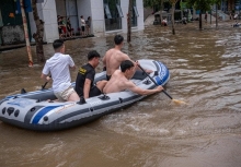 Toàn cảnh Hà Nội ngập kinh hoàng sau trận mưa lớn: Nhiều tuyến phố thành sông, người dân mang thuyền phao ra chèo, xe chết máy la liệt