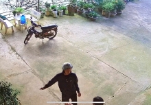 Xông vào nhà dân với vật giống dao: Phụ nữ và trẻ em bị uy hiếp ngay trong không gian an toàn nhất